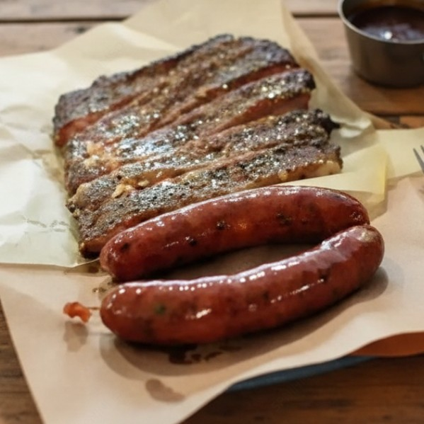 1 fatia de costela bovina assada na brasa, 2 linguiças suínas, arroz branco, farofa com bacon e batata frita. Nao Fazemos Alteraçao Nas Martimas