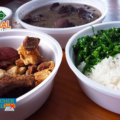 Servido em duas Marmitas tamanho M, uma delas recheada de feijoada e a outra com Arroz, Farofa Fritas e Couve refogada.