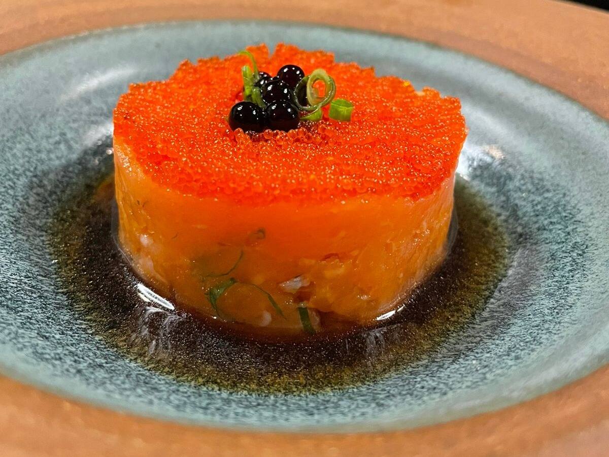 Salmão batido e temperado com uma camada de ovas de massago, acompanha nori e molho Ponzo