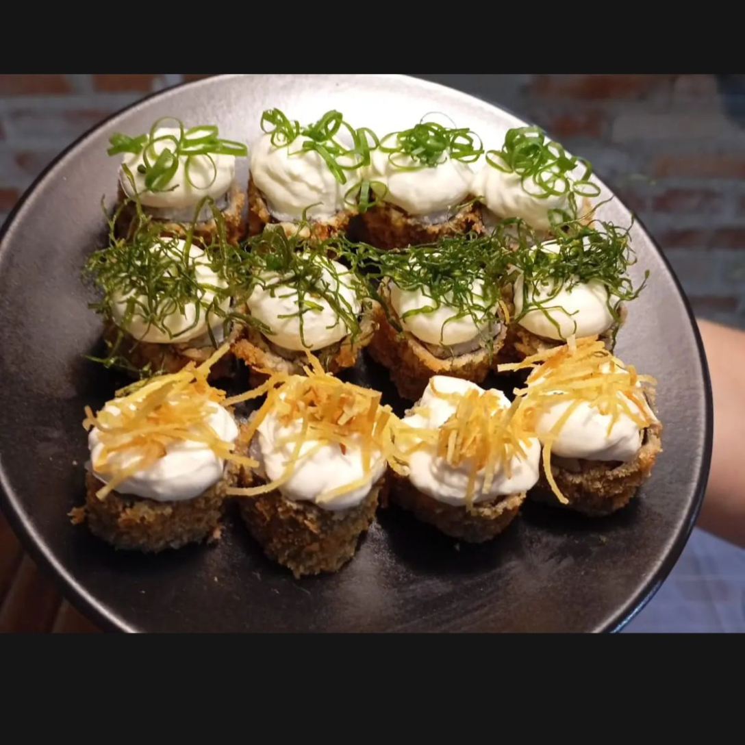 12 unidades - 4 unidades com cream cheese e cebolinha + 4 unidades com cream cheese e couve crispy + 4 unidades com cream cheese e batata doce crispy