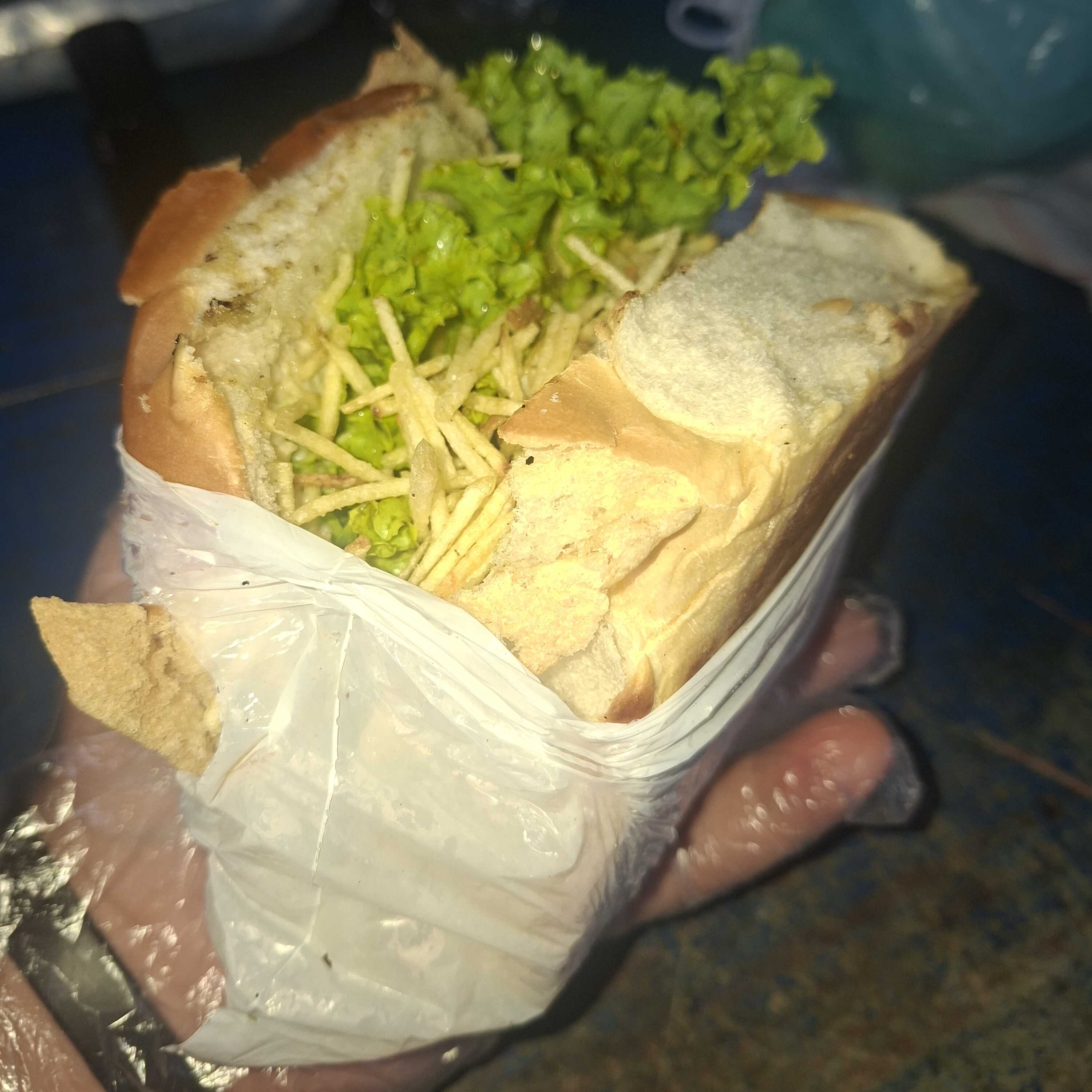 Pão de bola, Carne, Ovo, Salada e Batata Palha.