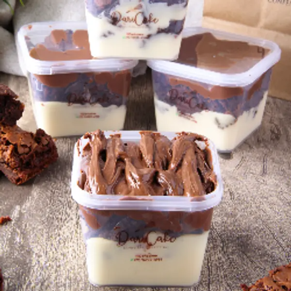 Pedaços do nosso brownie super macio, afogados no nosso Magnífico Creme de Ninho e cobertos com uma generosa camada de Nutella.