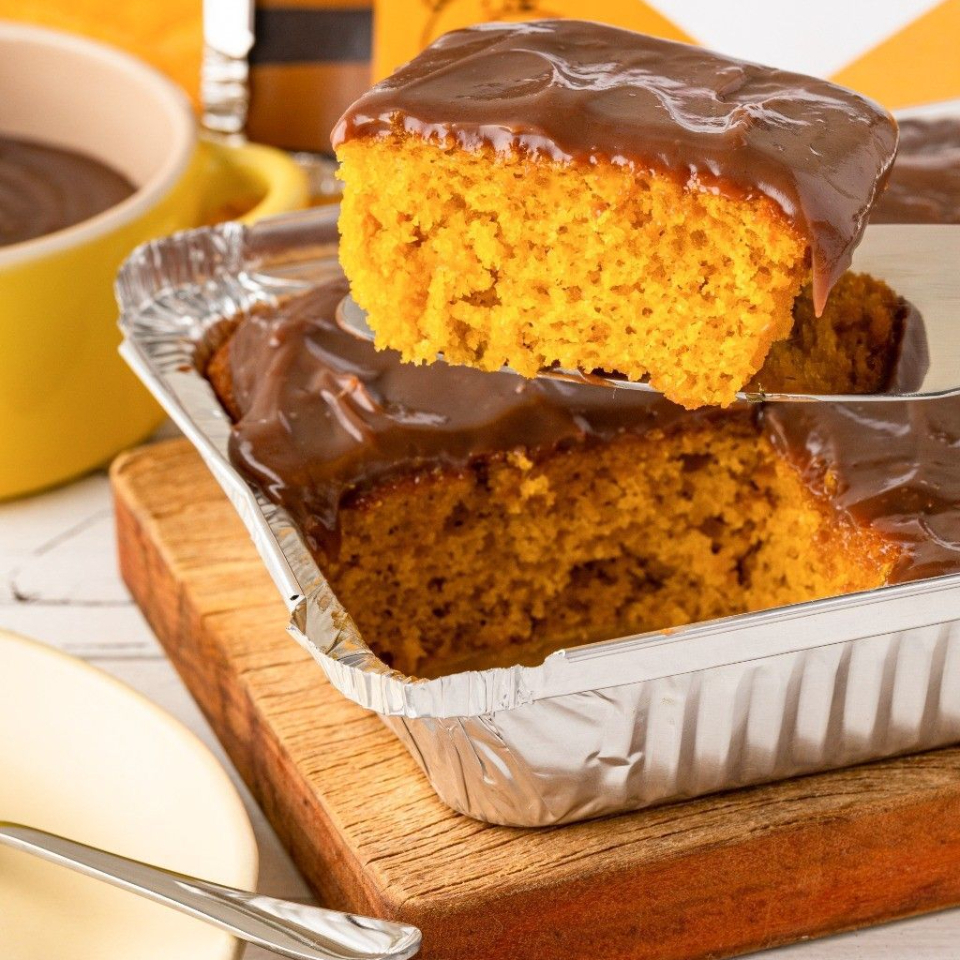 Bolo de cenoura fofinho, coberto com irresistível calda de chocolate. Uma combinação clássica e caseira que agrada todos os paladares , perfeito para acompanhar um café ou como sobremesa.
