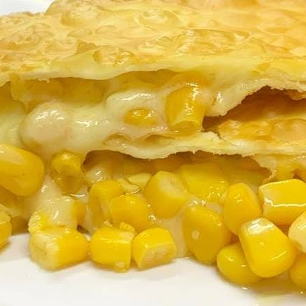 massa crocante sequinha, 15cm, recheda com queijo tipo mussarela, milho verde.