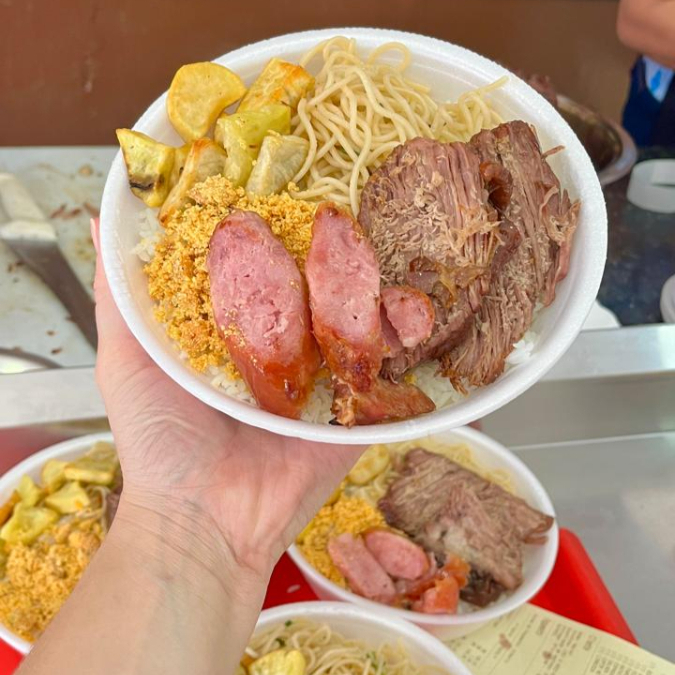 Arroz, feijão, 3 acompanhamentos e salada grátis.