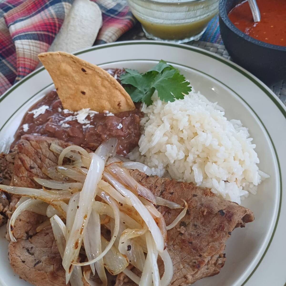 Bistec de Res Encebollado