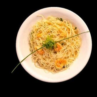 Delicioso Bifum de Camarão ao Curry- Delicado macarrão de arroz adicionado de camarões, ovos mexidos, pimentões verde e vermelho e cebola.