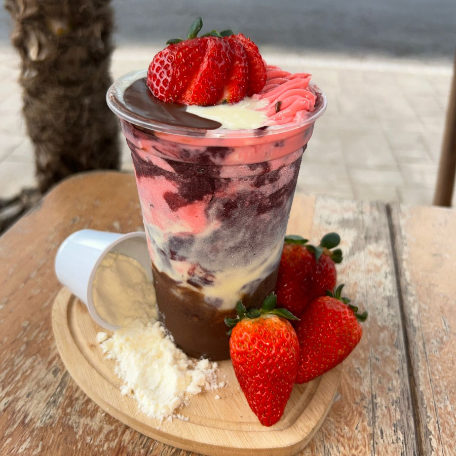 Nosso açaí napolitano é puro sabor, camadas de creme de avelã, creme de ninho e mousse de morango que se completam perfeitamente!