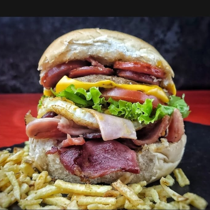 Saboroso lanche com 2 carnes, pão bola, queijo cheddar, presunto, ovo, bacon, calabresa , ketchup , molho especial da casa , milho, ervilha, batata palha, alface e tomate e queijo ralado.  #hotdog#bacon#cheddar#picanha#xtudo#xsalada#burguer#cachorroquente