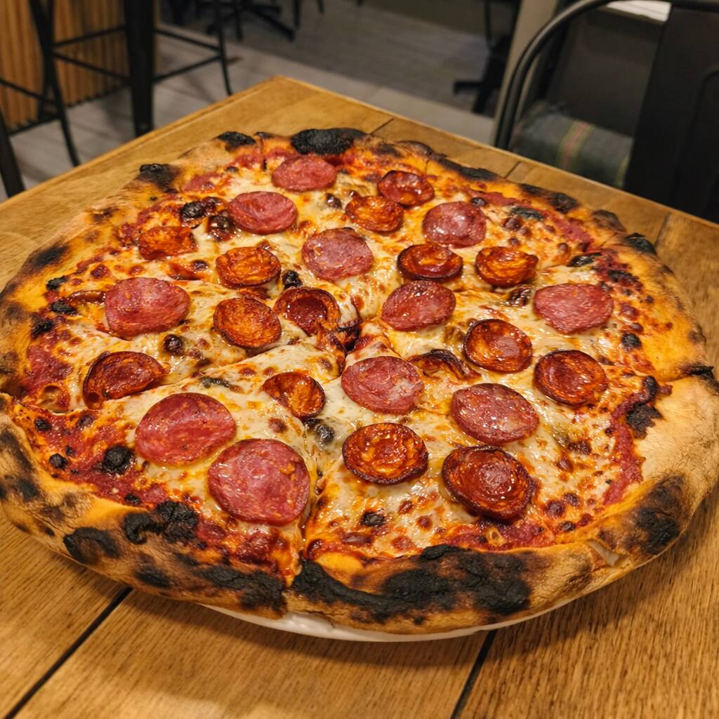 Pizza Salami con Cebolla Blanca