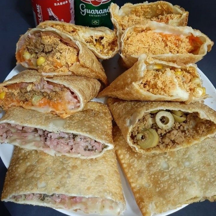 Para quem tem fome de verdade! Mistura perfeita de carne, frango, calabresa e bacon com queijo muçarela derretido, milho, ervilha e azeitona. Muito recheio!