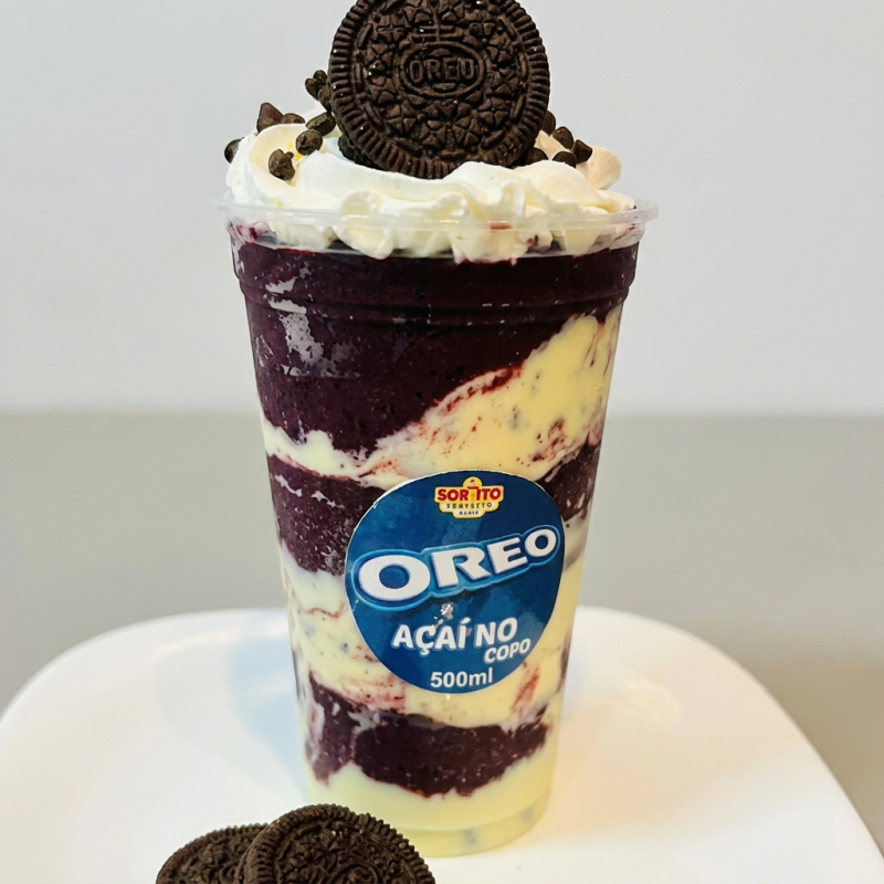O Açaí Oreo une o cremoso açaí 100% natural com pedacinhos crocantes de Oreo, o toque doce do leite condensado, creme de Ninho, e o frescor do morango.
Uma explosão de sabor que mistura o crocante e o cremoso na medida certa!