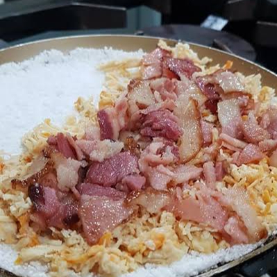 Tapioca grande, crocante por fora e macia por dentro, recheada com frango desfiado temperado, bacon crocante laminado e queijo coalho derretido. Bem recheada, sabor intensa e feita na hora. Uma das mais pedidas!