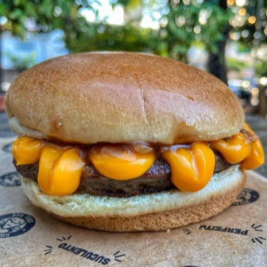 Pão brioche, hambúrguer 140g, creme de cheddar e cebola caramelizada