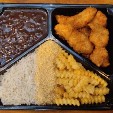 Iscas de Frango Crocante empanadas na Farinha Panko, acompanham esse prato, arroz, feijão temperado com bacon, farofinha e batata-frita no corte especial.