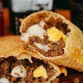 Carne, queijo, ovo e azeitona.