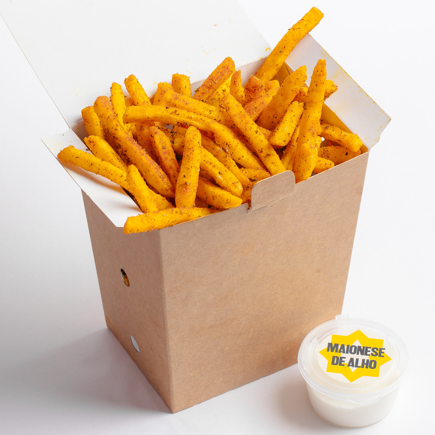 BATATA FRITA COM ESPECIARIAS + MAIONESE DE ALHO DA CASA. VEGETARIANO. CONTÉM LACTOSE. CONTÉM OLEAGINOSAS.