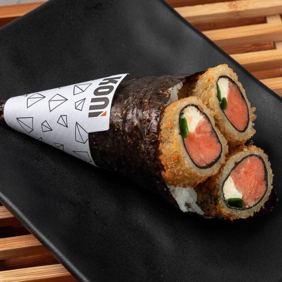 Salmão empanado com cream cheese e cebolinha.