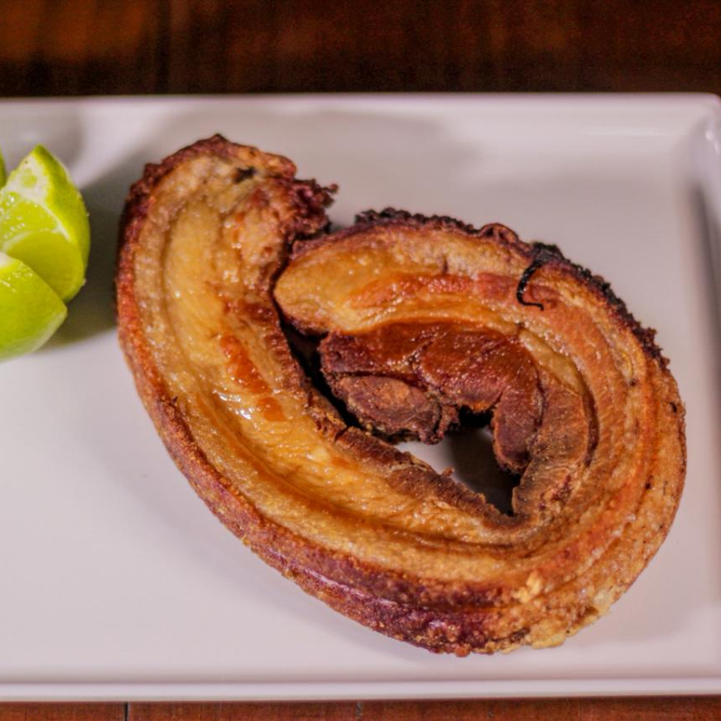 Torresmo de rolo crocante, perfeito para os amantes de carne suína.