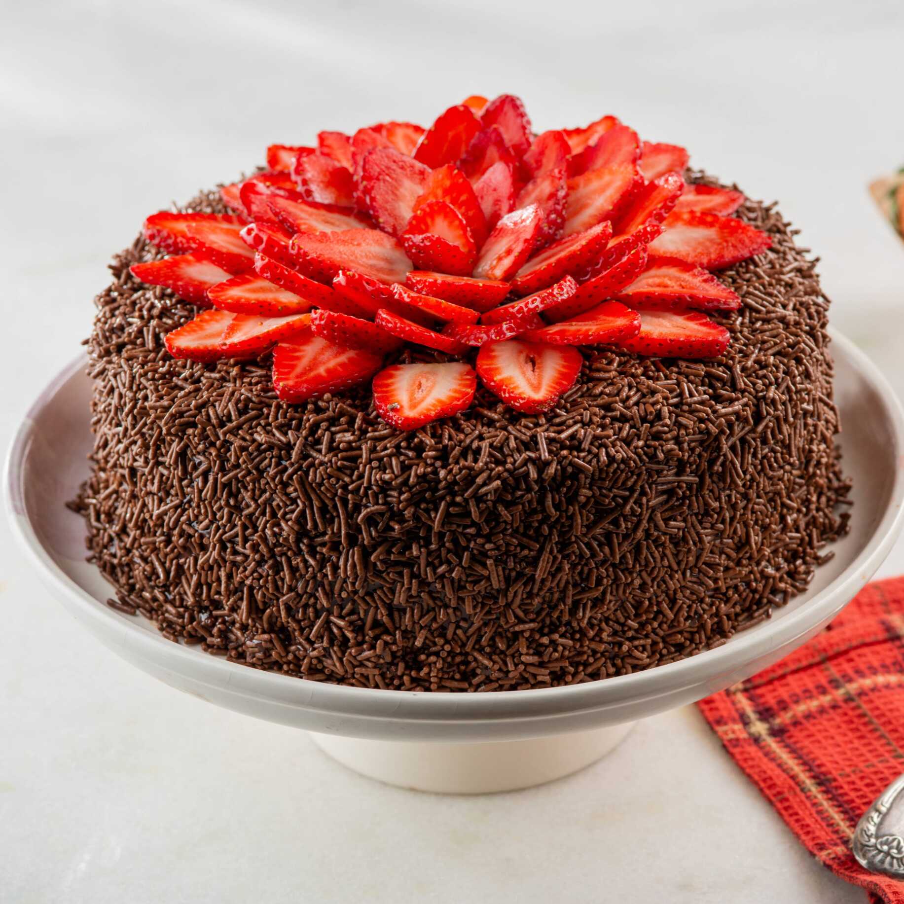 Bolo de chocolate caseiro, com recheio de brigadeiro cremoso, coberto com ganache de chocolate, decorado com granulado de chocolate e morangos fatiados. Imagem meramente ilustrativa.
Bolo pequeno serve até 8 fatias.
Bolo grande serve até 16 fatias.