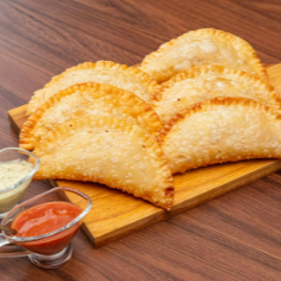 Massa sequinha e crocante recheada com nosso cupim defumado e desfiado além de queijo tipo gorgonzola.
