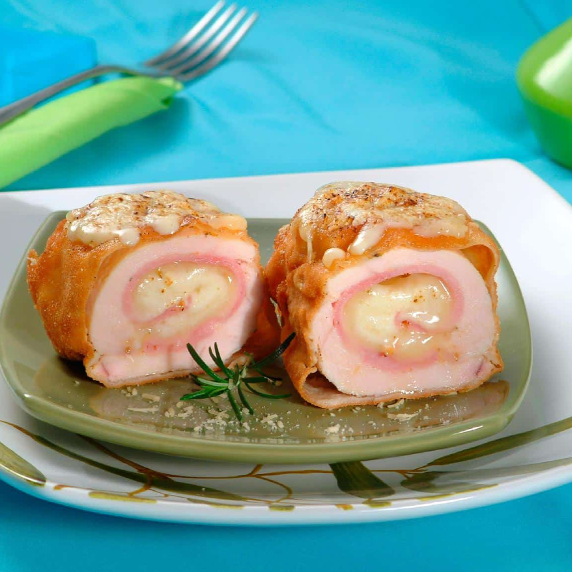 Frango empanado crocante por fora e recheado com presunto e queijo derretido por dentro. Servido com arroz à grega colorido e soltinho, feijão caseiro bem temperado e batatas fritas douradas. Uma refeição completa, vibrante e cheia de sabor.
