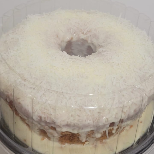 Massa fofinha de coco, umedecida com calda especial e finalizada com nossa cobertura de brigadeiro de beijinho e coco ralado. É o abraço em forma de bolo que seu café da tarde merece. Serve 8 fatias. Em uma versão especial nosso bolo é feito na forma de tamanho 18 cm.