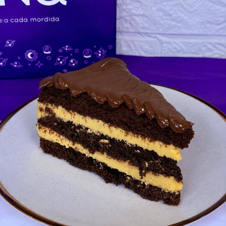Nosso delicioso bolo de chocolate, molhadinho, recheado com brigadeiro de maracujá, finalizado com brigadeiro meio amargo