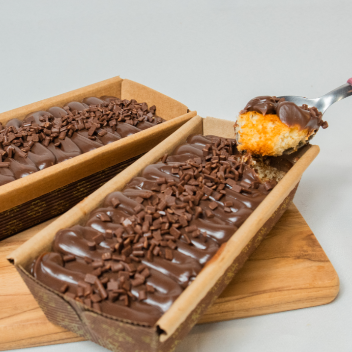 Pão de cenoura coberto com brigadeiro ao Leite e granulado, simplesmente irresistível! Peso: 350g aprox (Serve até 4 pessoas)