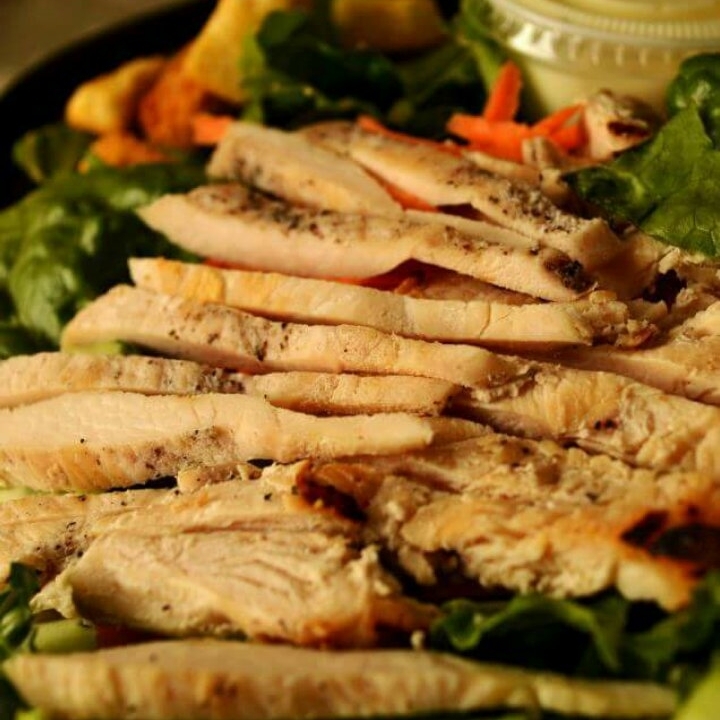 Ensalada Clásica de Pechuga Asada