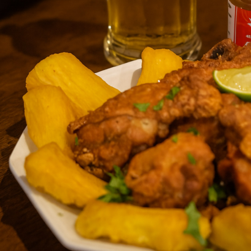Iscas de frango com corinho bem crocante, acompanhadas de mandioca dourada