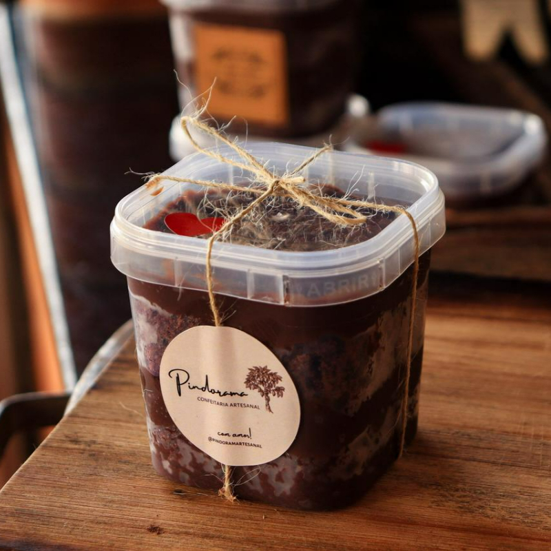 Massa de chocolate bem molhadinha, com recheio cremoso de chocolate belga e finalizado com granulé. Intenso, chocolatudo e sem economia. Se você ama chocolate de verdade, esse é o seu pedido! Peso aproximado: 230g.