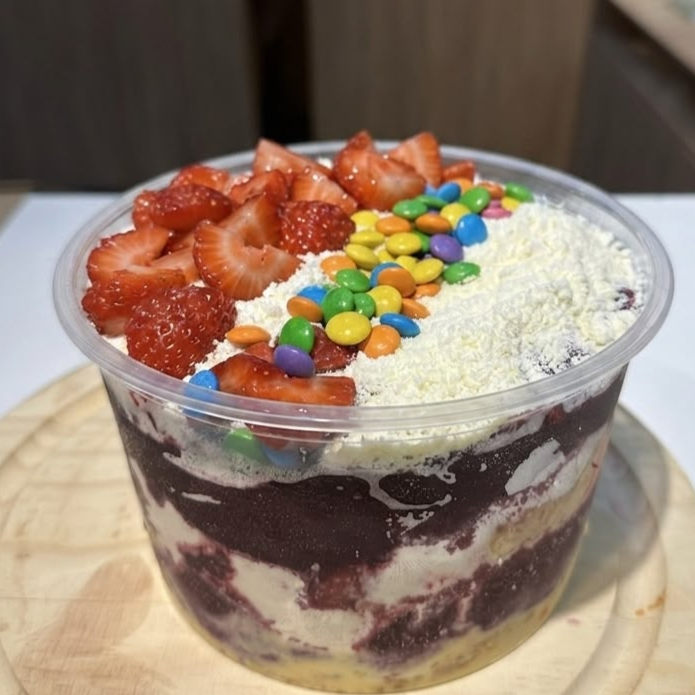 Açaí tradicional super cremoso com pedaços fresquinhos de morango, a crocância do confete colorido e finalizado com leite em pó.