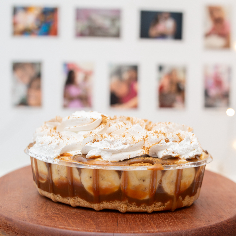 Travessa banoffe a partir de 70 reais e 1 centavo Travessa Banoffee: cremosa, equilibrada e simplesmente perfeita! Crumble crocante de maisena, mousse de doce de leite, bananas, doce de leite, chantilly e canela — tudo na medida certa Tamanhos disponíveis: • P (600g) – até 6 pessoas • G (1,5kg) – até 14 pessoas Peça agora e transforme qualquer ocasião em sobremesa de respeito