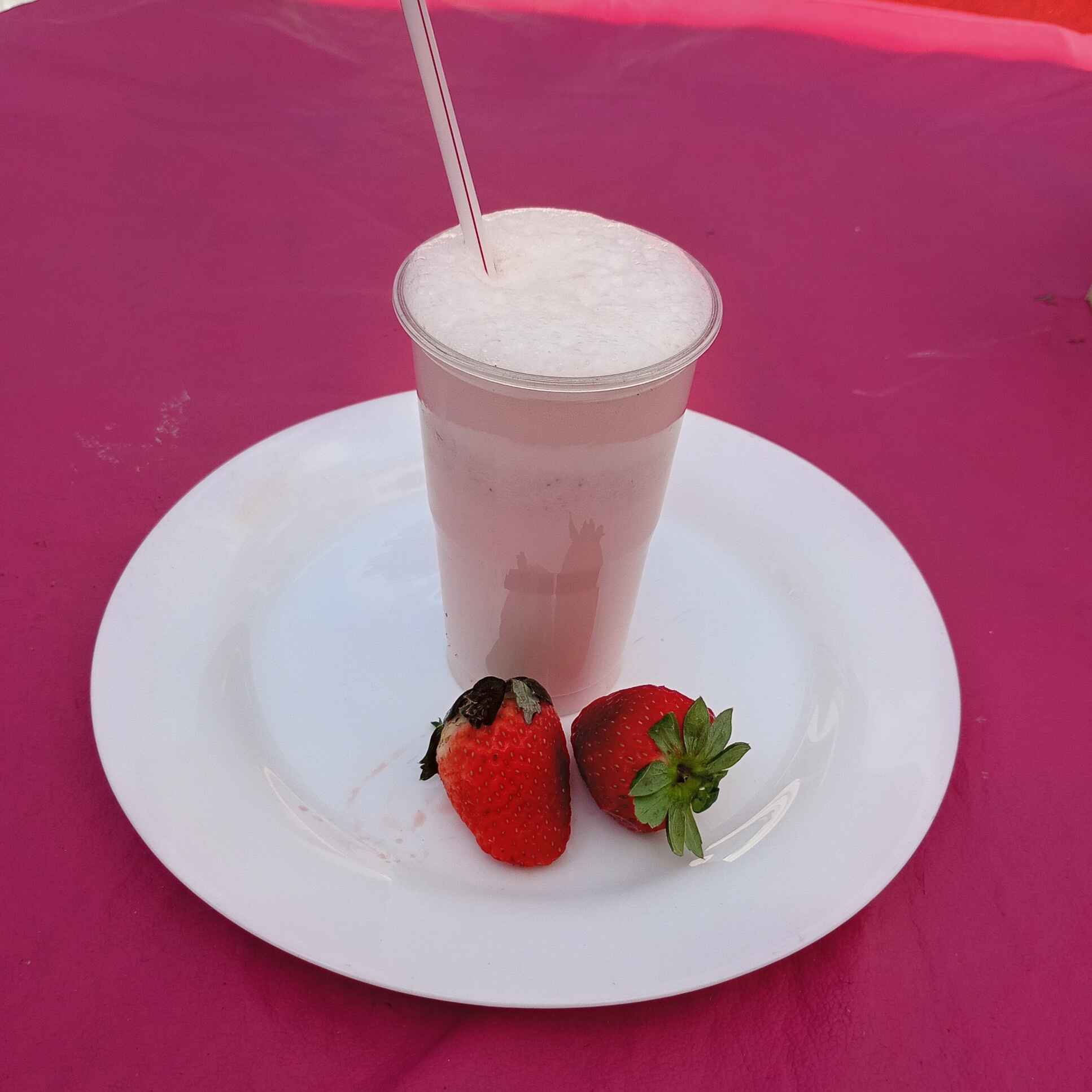 300 ml
Morango batido com leite e açucar