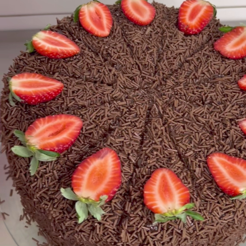 Massa de chocolate, com recheio de brigadeiro extra cremoso com pedaços de chocolate ao leite, finalizado com granulados e morango.