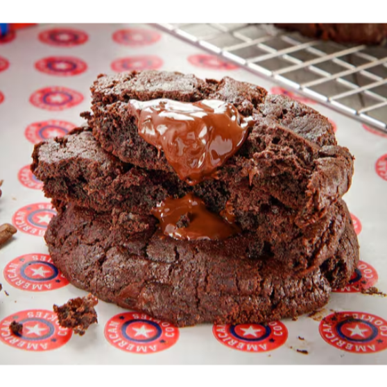 Cookie de cacau com pedaços fartos de chocolate meio amargo.