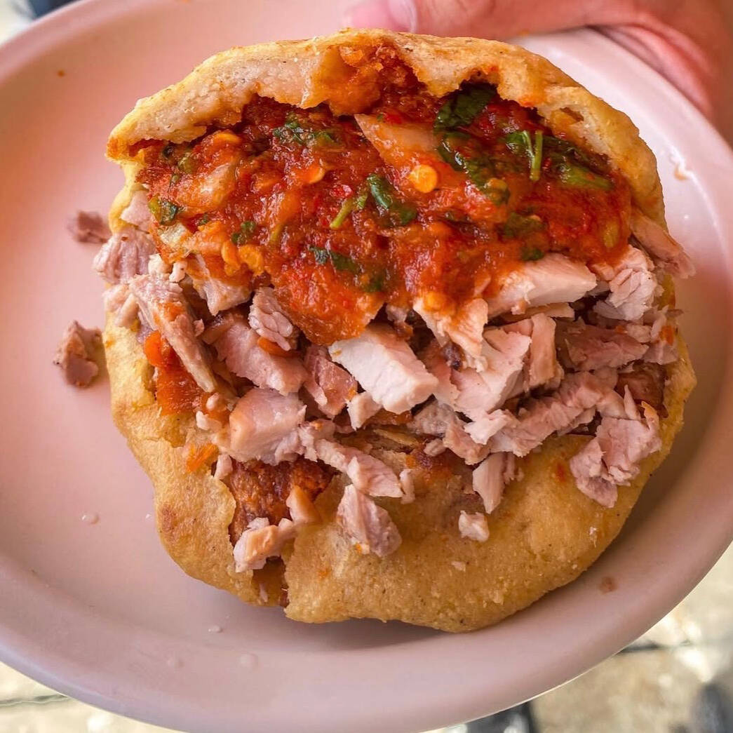 Gordita de Maíz Quebrado con Carnitas
