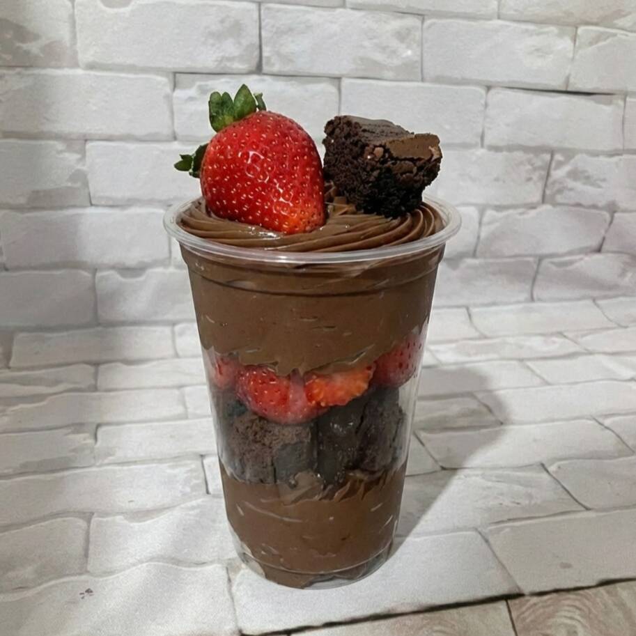 Brigadeiro de Nutella, morangos e brownie caseiro.