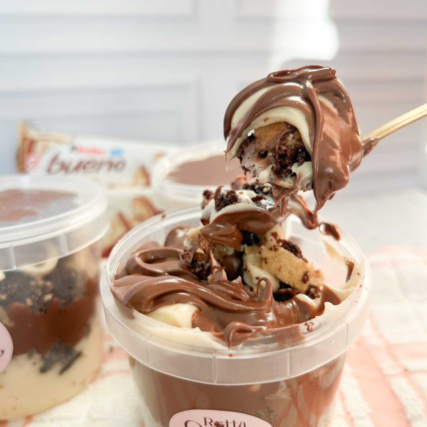 O encontro perfeito entre brownie e cookie em uma sobremesa irresistível! Camadas de brookie macio recheadas com um delicioso creme de avelã e a cremosidade inconfundível da Nutella. Uma combinação intensa, cremosa e cheia de sabor, inspirada nos clássicos que conquistam os amantes de chocolate. Cada colherada é uma explosão de sabor que vai deixar você querendo mais!