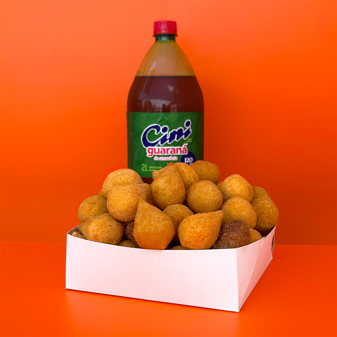 Contém 75 Salgadinhos Crocantes + Refrigerante (2 Litros). Salgados fritos na hora em óleo de algodão e entregues quentinhos, com o padrão de qualidade Coxinautas & ingredientes selecionados. Perfeitos para matar sua fome! :)
Atenção: neste combo, é possível escolher até cinco opções de sabor.
Serve de 5 a 6 pessoas.
Peso Individual: 20g (Tamanho Tipo Festa)
Peso Total Aproximado: 1,5kg de Salgados.