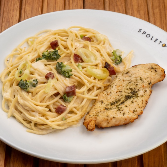 Spaghetti (espaguete) com deliciosa mistura de molho branco e de queijos, com alho poró refogado, brócolis e calabresa assada acompanhado de filé de frango temperado.