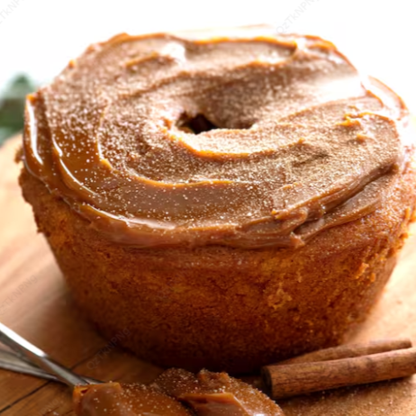 Este é o nosso bolo que faz lembrar o bolinho de chuva, ele leva cobertura de doce de leite e é polvilhado a canela.
Serve 8 fatias.
