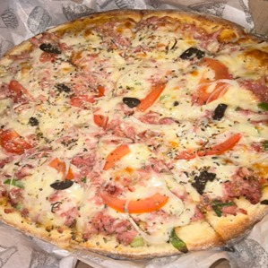 Deliciosa pizza artesanal mista, 08 fatias, feita com massa fina e tradicional , coberta com molho caseiro , mussarela, bacon, presunto, calabresa e finalizada com tomate, cebola, azeitona e orégano