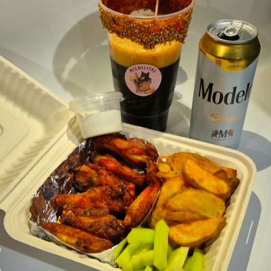 ORDEN ALITAS CON PAPAS DE GAJO Y MICHELADA CLAMATO