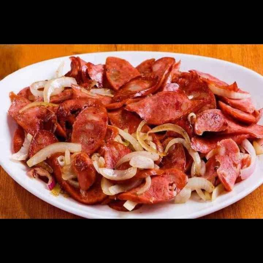 chapa individual de calabresa acompanha arroz, salada,farofa e macaxeira frita