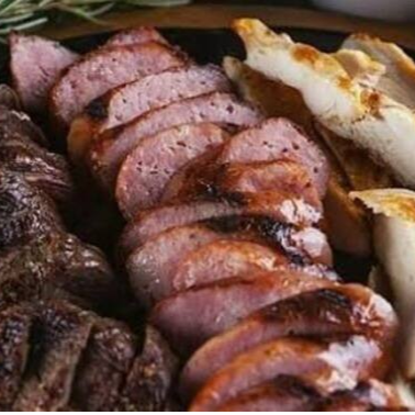 Churrasco misto na chapa com arroz branco, batata frita, vinagrete e feijão tropeiro.