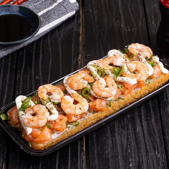 Crocante por fora, surpreendente por dentro: recheio generoso de salmão em cubos com camarão grelhado, cream cheese e cebolinha. Uma explosão de sabores para quem ama frutos do mar! Serve 1 Pessoa (480 gramas)