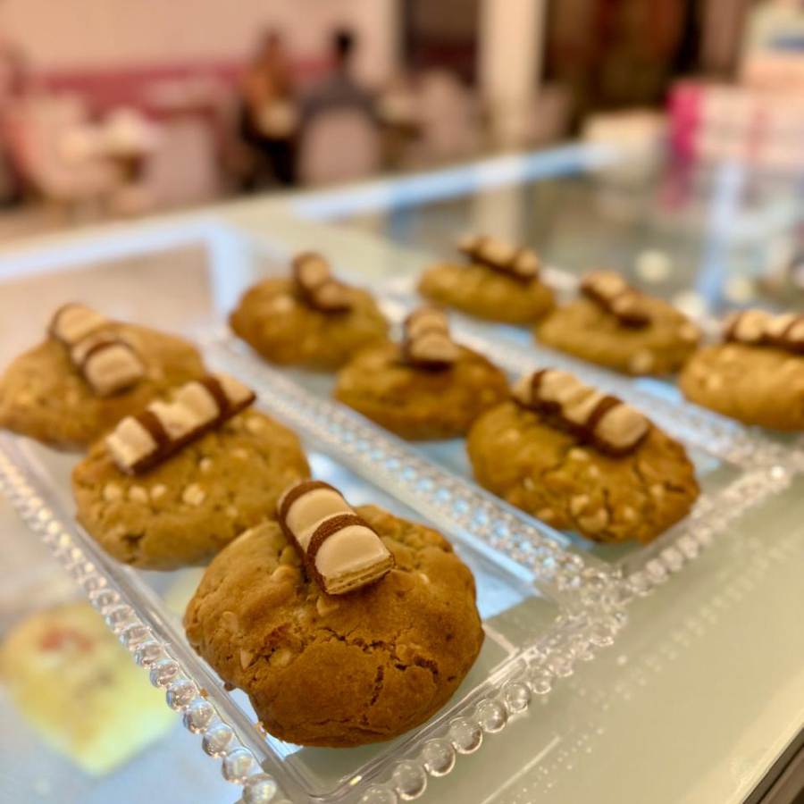 Cookie artesanal com recheio cremoso de Kinder Bueno White. Macio por dentro e douradinho por fora, com pedaços de chocolate branco e finalizado com Kinder Bueno White.