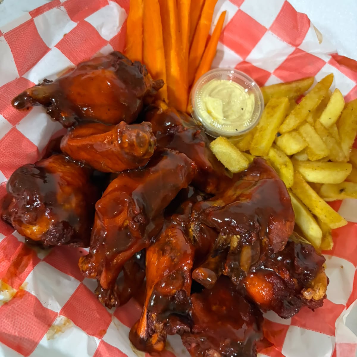 ALITAS BBQ C/ PAPAS